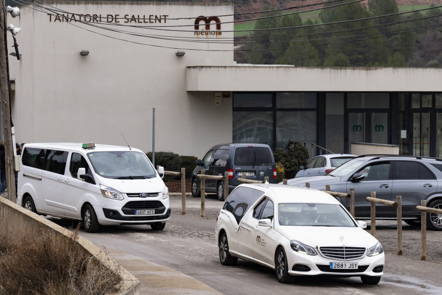 Familiares y amigos despiden a la niña que se suicidó en Sallent