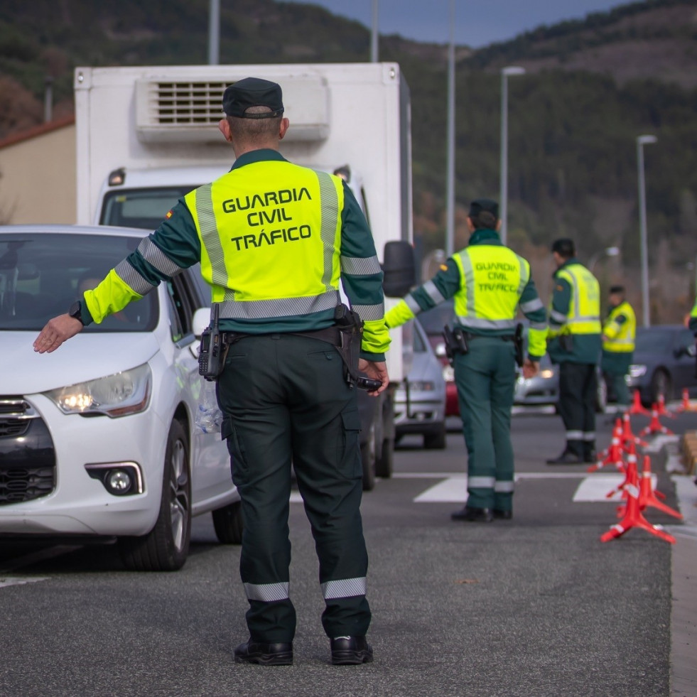 Un conductor ebrio atropella a dos guardias civiles que regulaban el tráfico tras un accidente en Vigo