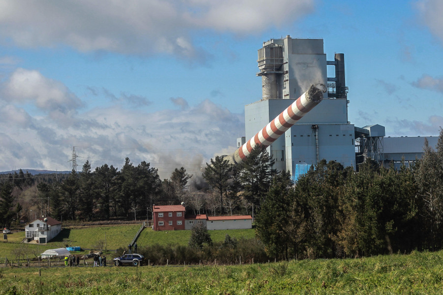 VÍDEO | Cerceda despide tras 40 años la icónica chimenea de Meirama