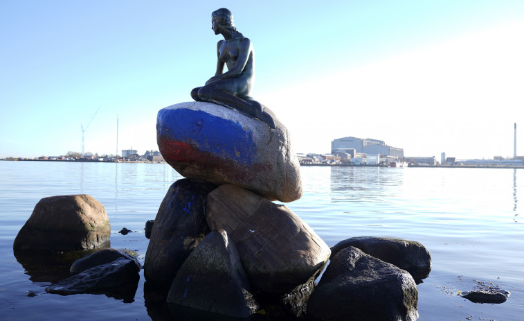 La Sirenita de Copenhague aparece pintada con los colores de la bandera rusa