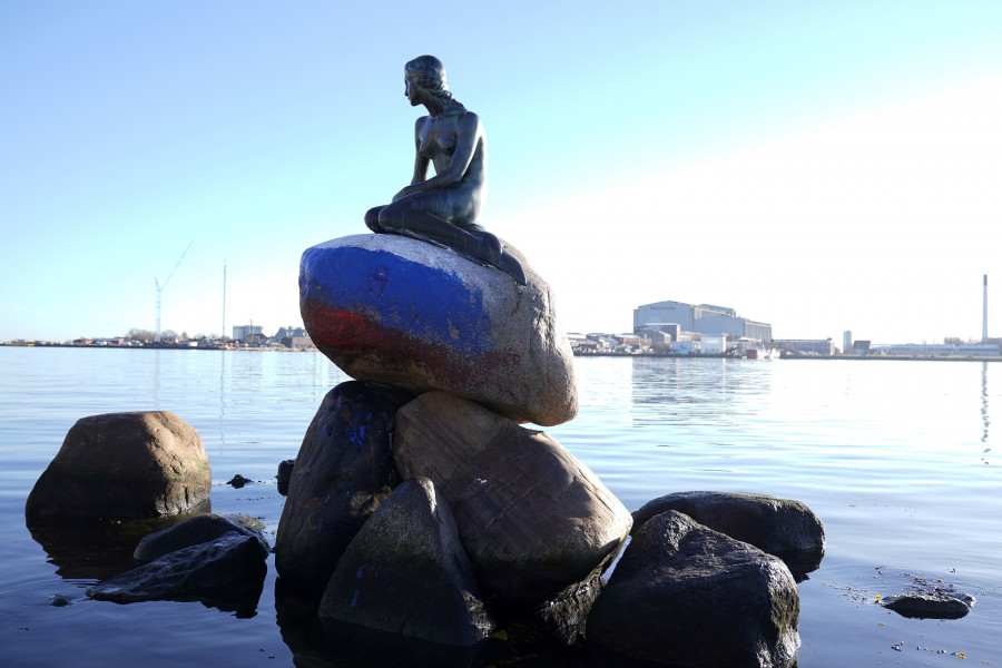 La Sirenita de Copenhague aparece pintada con los colores de la bandera rusa