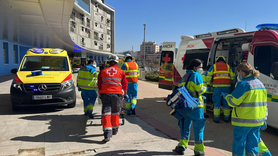 Dos jóvenes, graves en Móstoles tras caer desde seis metros al romperse una pared de cristal