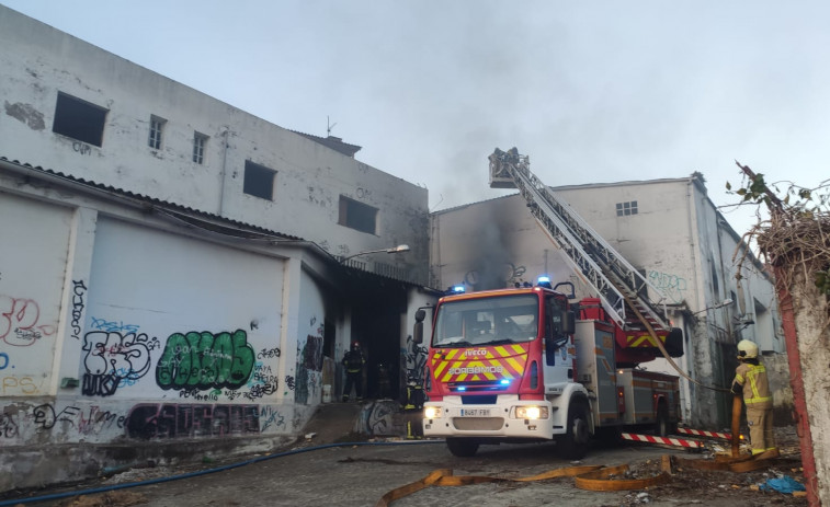 Un incendio calcina el antiguo matadero de Amil, en Cambre