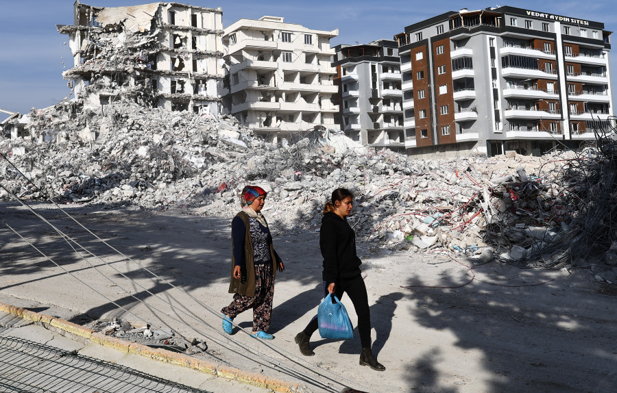 Turquía eleva a 46.000 los fallecidos por seísmos ante las dudas de médicos