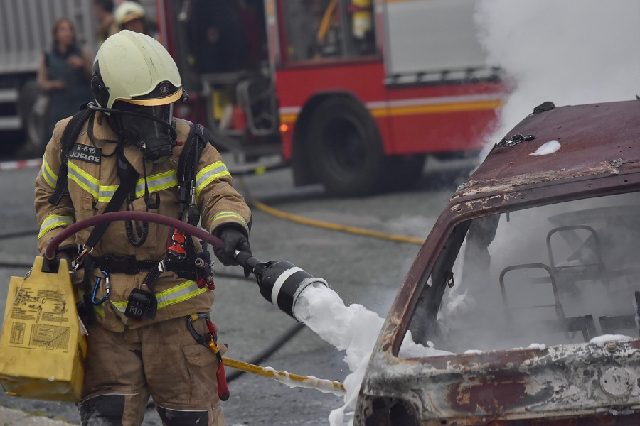 Arden dos vehículos y material acumulado en las proximidades de un almacén de colchones en Melide