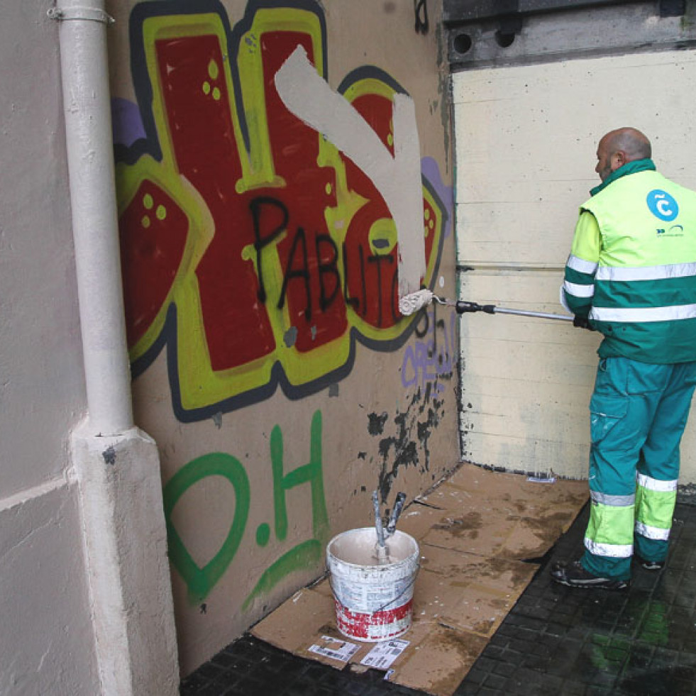 El Ayuntamiento de A Coruña ya ha borrado 8.000 pintadas en lo que va de año