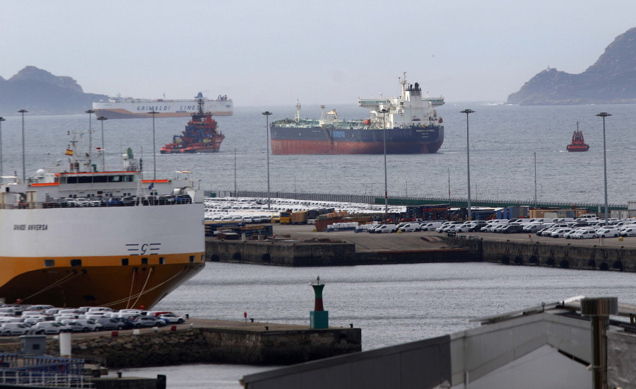 El petrolero que navegaba frente a la costa gallega por una avería será remolcado al puerto de Vigo