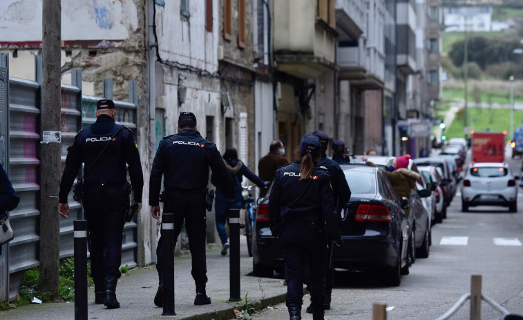 Intervienen durante la mañana dos sacos llenos de bates y palos en Peruleiro