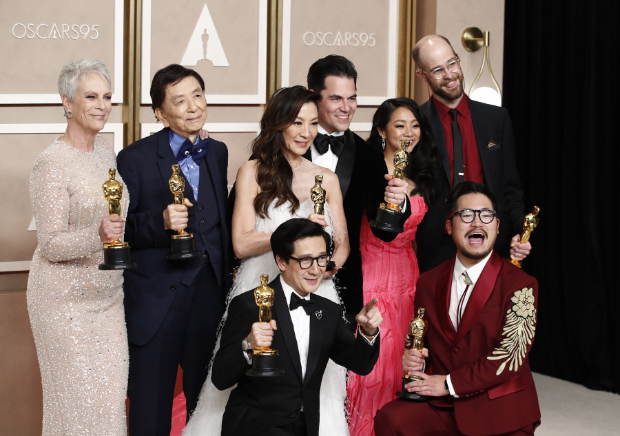 "Todo a la vez en todas partes" triunfa en los Óscar con 7 estatuillas