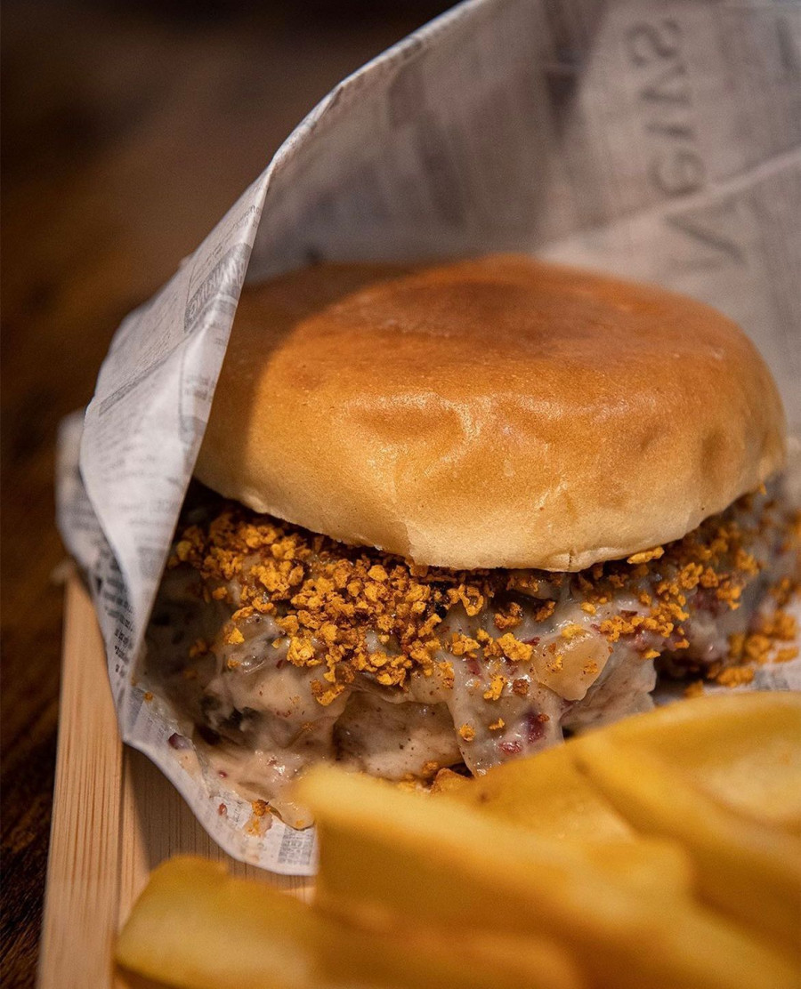 La nueva hamburguesa efímera pertenece a Rafa Centeno, chef en Maruja Limón