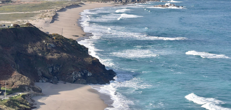 Hallan un cadáver en la playa de Barrañán