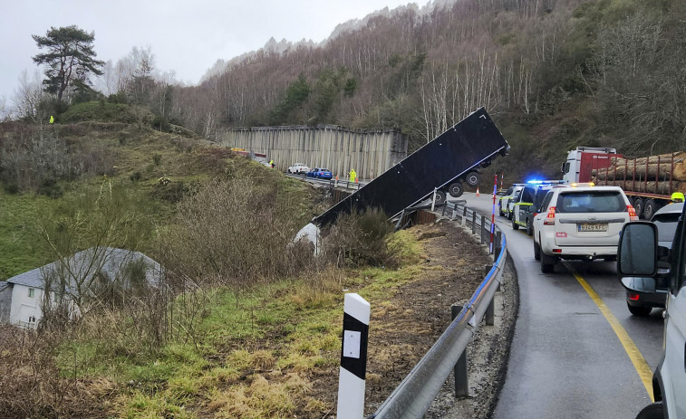 Un accidente deja un trailer suspendido en una pendiente de la N-VI en Pedrafita