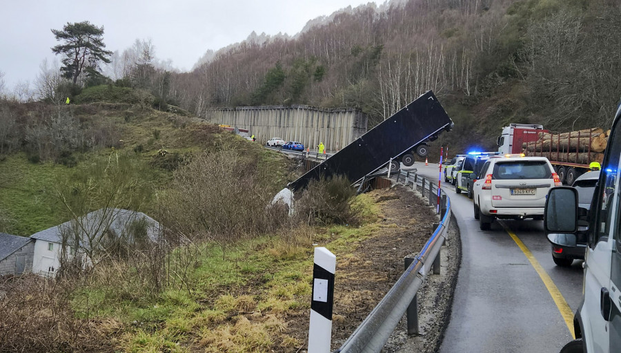 Un accidente deja un trailer suspendido en una pendiente de la N-VI en Pedrafita