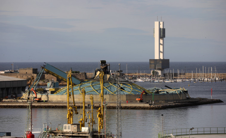 La cúpula de la Medusa de A Coruña se desploma durante las labores de desmontaje