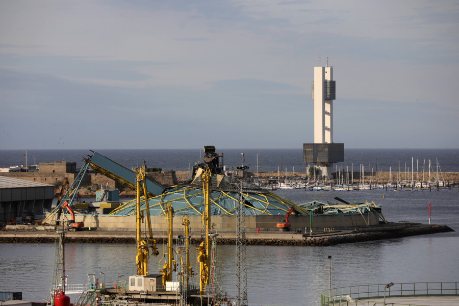 La cúpula de la Medusa de A Coruña se desploma durante las labores de desmontaje