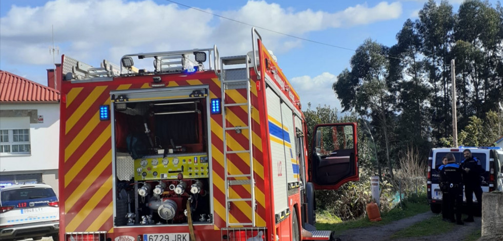 El servicio de Emergencias de Oleiros rescata un gato y varias serpientes de un incendio