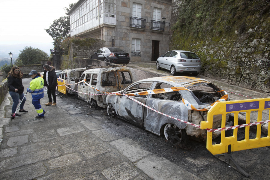 El Concello de Tui estudia establecer ayudas para los propietarios de los coches calcinados