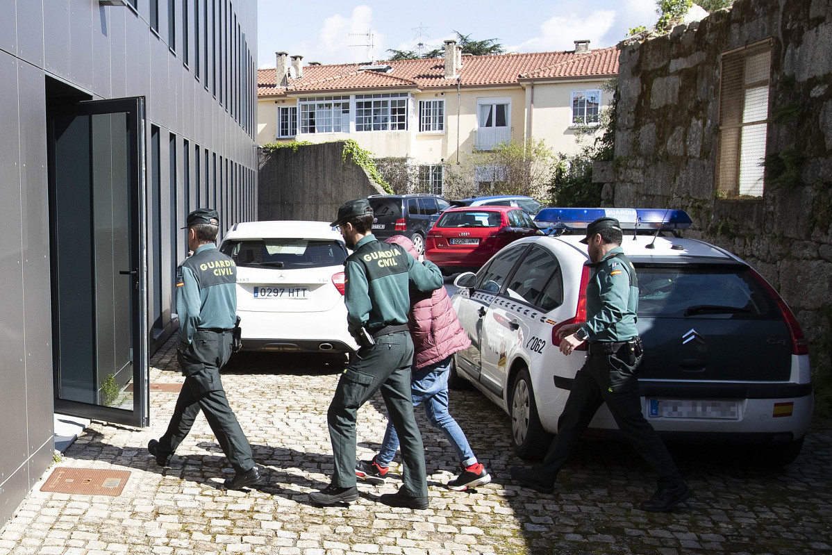 La mujer detenida por incendiar de madrugada decenas de coches en Tui