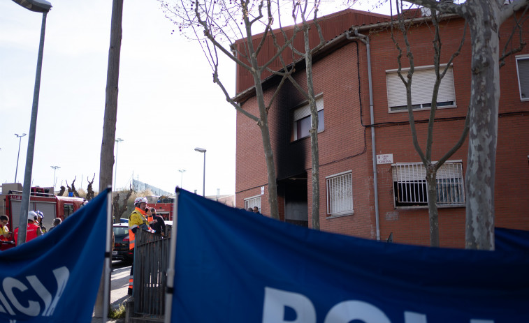 Tres fallecidos en un incendio en Rubí cuando intentaban salir del edificio en llamas