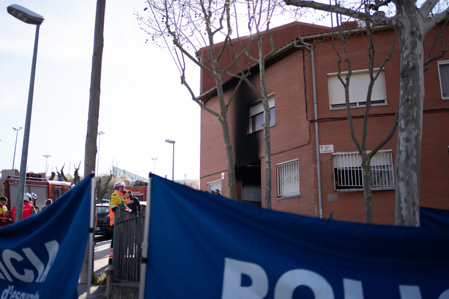 Tres fallecidos en un incendio en Rubí cuando intentaban salir del edificio en llamas