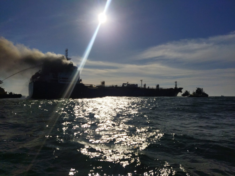 Un petrolero sufre un incendio frente a la costa de Oporto