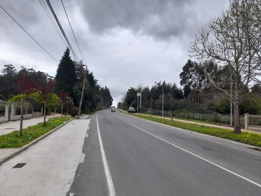 Oleiros completa tras un mes paralizada la mejora del alumbrado público de Lamastelle hasta As Pedreiras