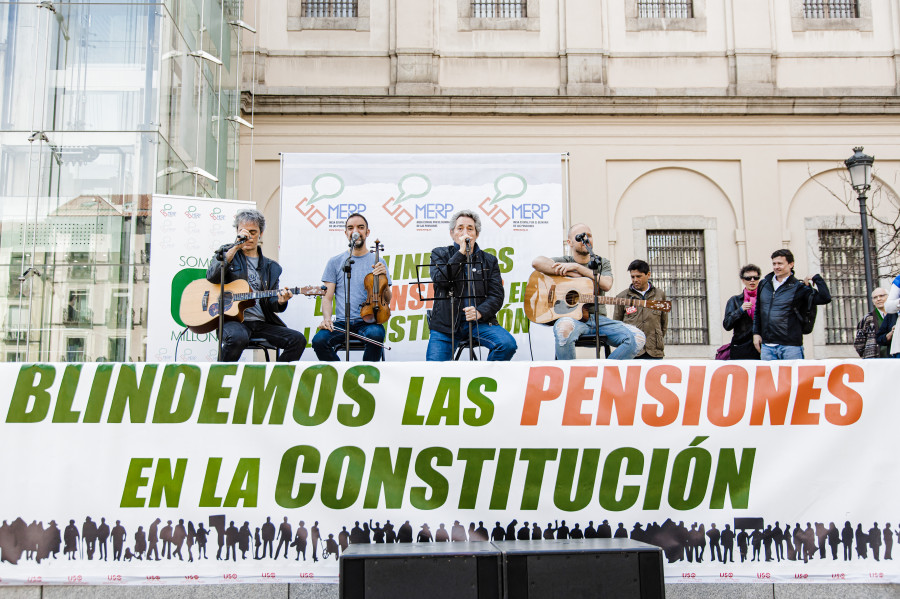 Cientos de personas reclaman en Madrid blindar el cobro de las pensiones en la Constitución