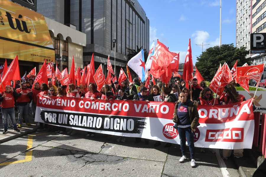 Sindicatos y patronal del comercio coruñés se mantienen "muy lejos" del acuerdo