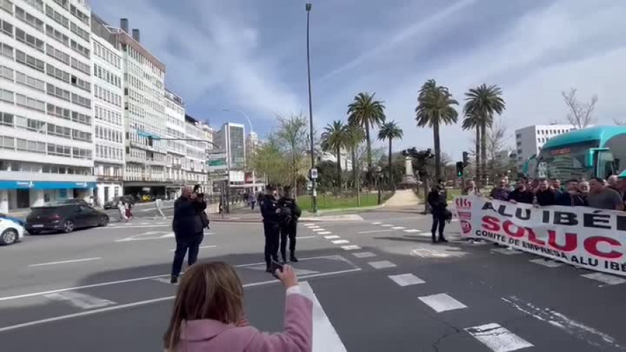 Los extrabajadores de Alu Ibérica cortan el tráfico en el centro de la ciudad