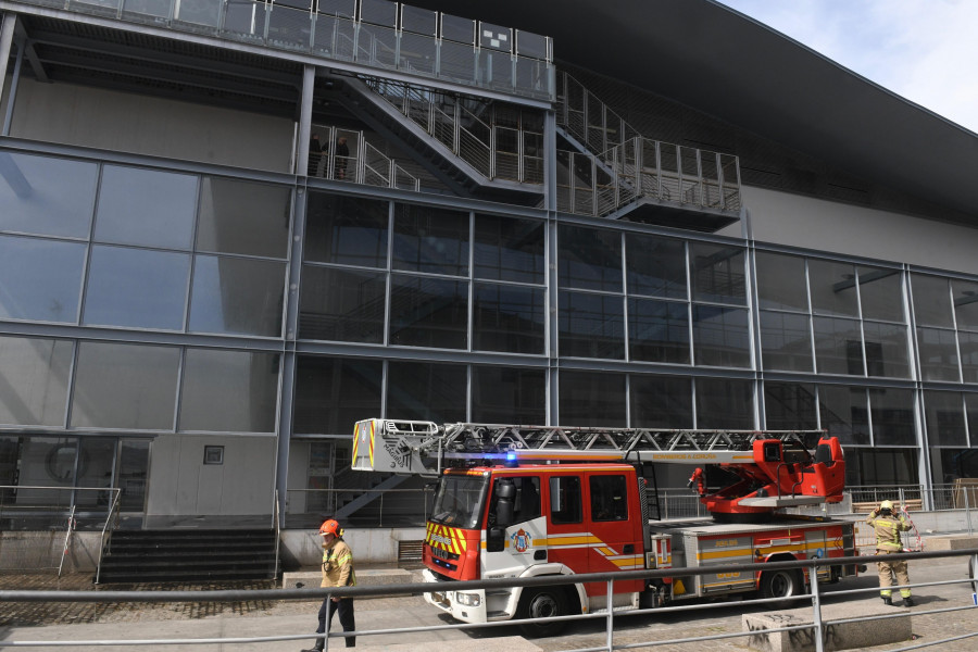 Los bomberos extinguen un pequeño incendio en un pub de Los Cantones Village