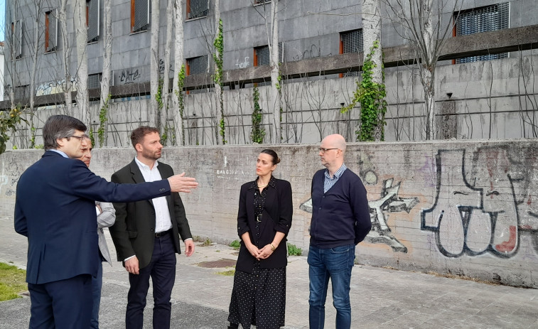 Obras en el IES Elviña: renovación de la cubierta y la fachada y tejado en el campo de fútbol