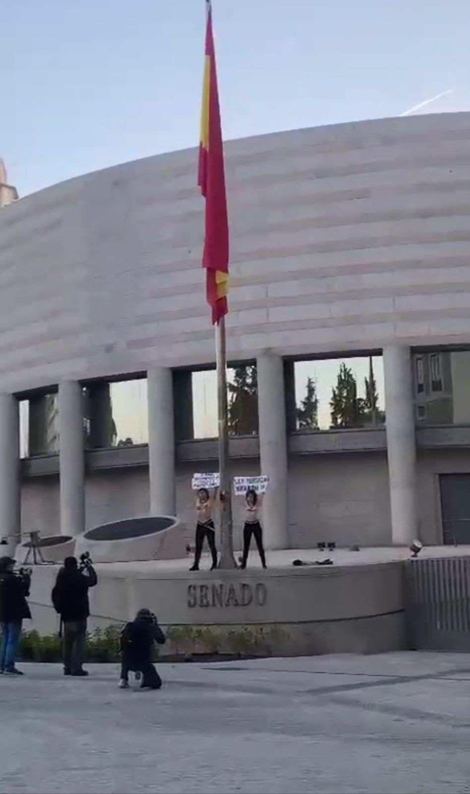 EuropaPress 5090315 dos activistas femen encadenan entrada senado exigir derogacion ley mordaza 14291985