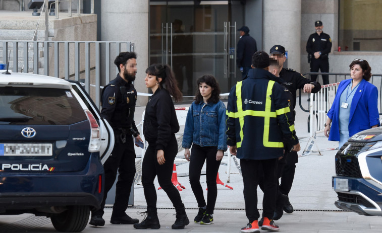 Dos activistas de Femen se encadenan en el Senado en contra de la ley mordaza