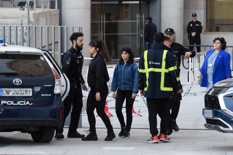 Dos activistas de Femen se encadenan en el Senado en contra de la ley mordaza