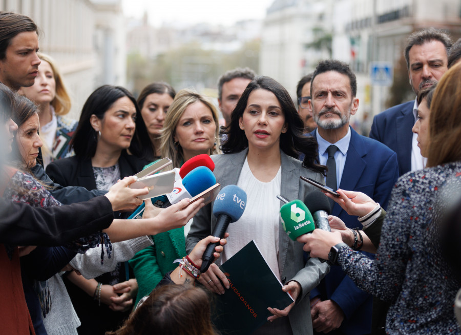 El PP enfría el debate sobre la gestación subrogada y el PSOE pone el foco en el extranjero