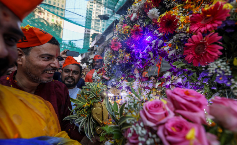 Suben a 35 los muertos al hundirse el suelo de un templo en la India