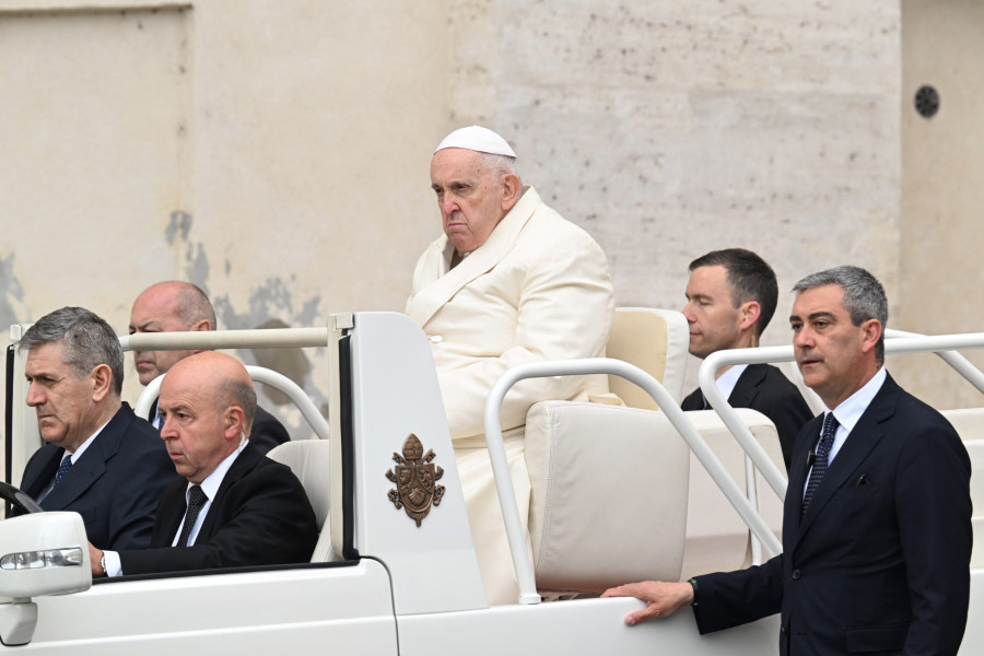 El papa reaparece en la plaza de San Pedro tras su alta hospitalaria