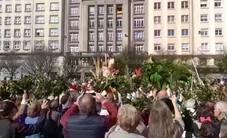 La plaza de Vigo reverdece en Domingo de Ramos