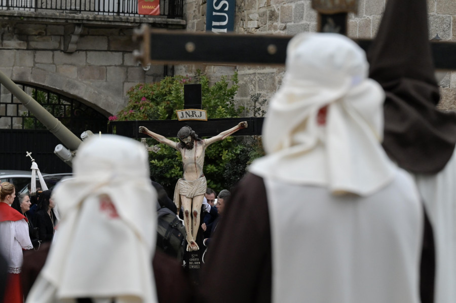 El Cristo de los Cuarenta Credos recorre la Ciudad Vieja ante una multitud de fieles