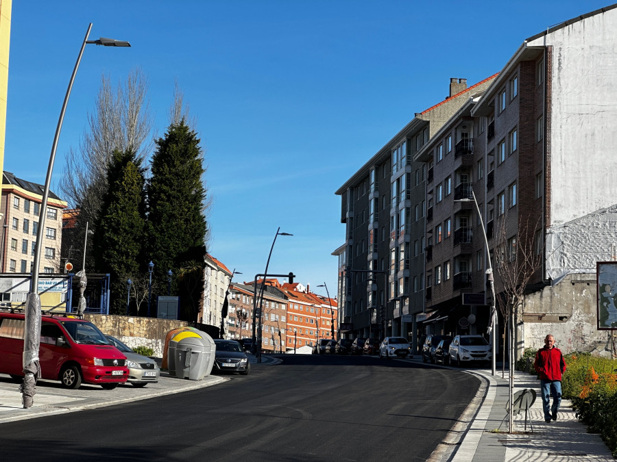 La nueva estética de Vilaboa empieza a distinguirse  tras asfaltar toda la avenida