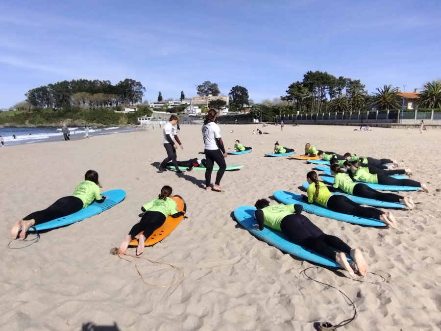 Culleredo inicia su curso de surf en la playa oleirense de Bastiagueiro