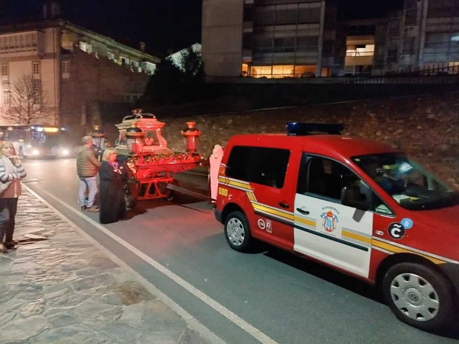 Los Bomberos de A Coruña 'rescatan' un paso de Semana Santa