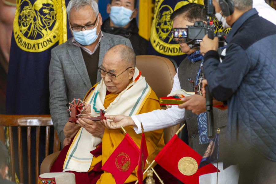 Cuatro escándalos que han sacudido la vida del Dalái Lama