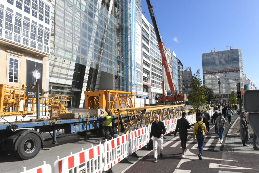 La grúa de las obras del  cine Avenida se apropia de  la acera del Cantón Grande