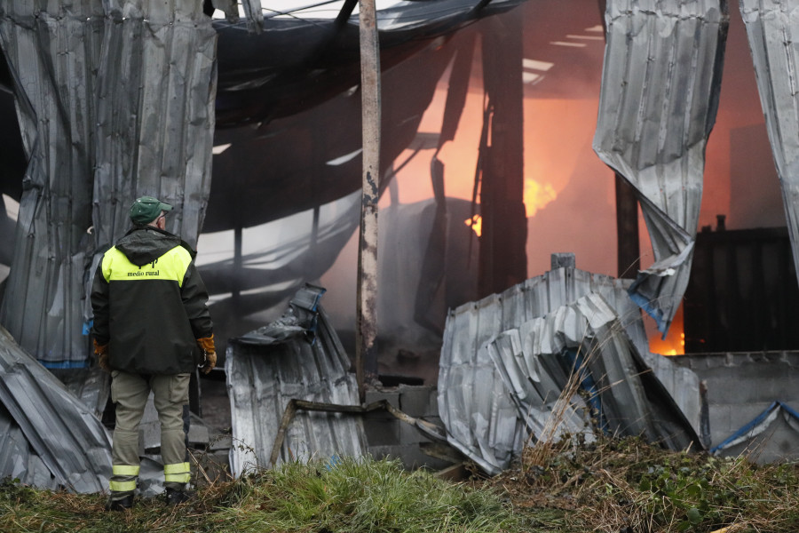 Bomberos de Vilalba trabajan para apagar el fuego en la nave de reciclaje