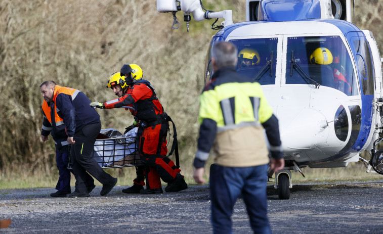 El helicóptero Pesca 1 rescata el cuerpo de un hombre que murió cuando cortaba leña en Chandrexa