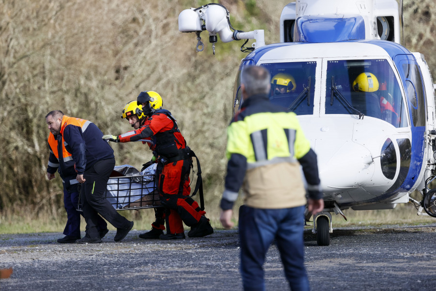 El helicóptero Pesca 1 rescata el cuerpo de un hombre que murió cuando cortaba leña en Chandrexa