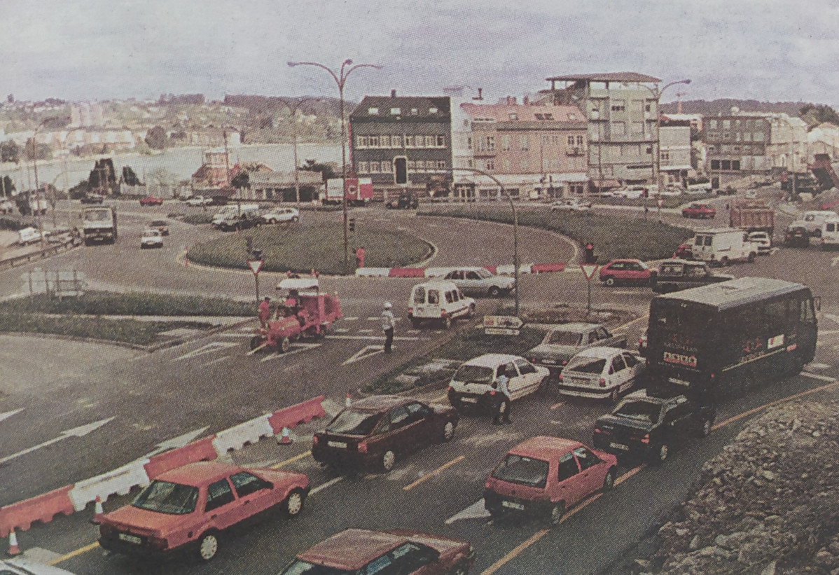 Atasco por las obras en Alfonso Molina