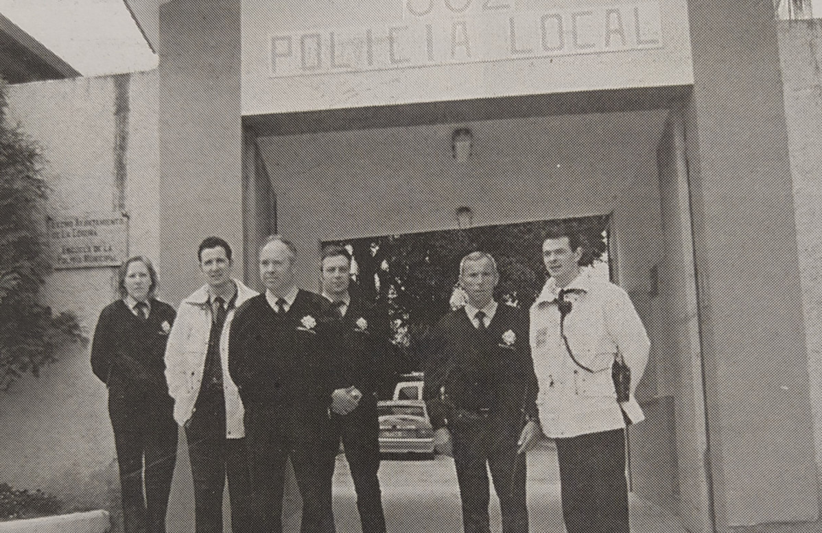 En una improvisada fotografu00eda de familias hecha frente a la comisaru00eda, Ana, Manuel, Manuel, su hijo Josu00e9 Manuel, Pedro y Lorenzo, todos ellos tienen algu00fan pariente en la Policu00eda Local 