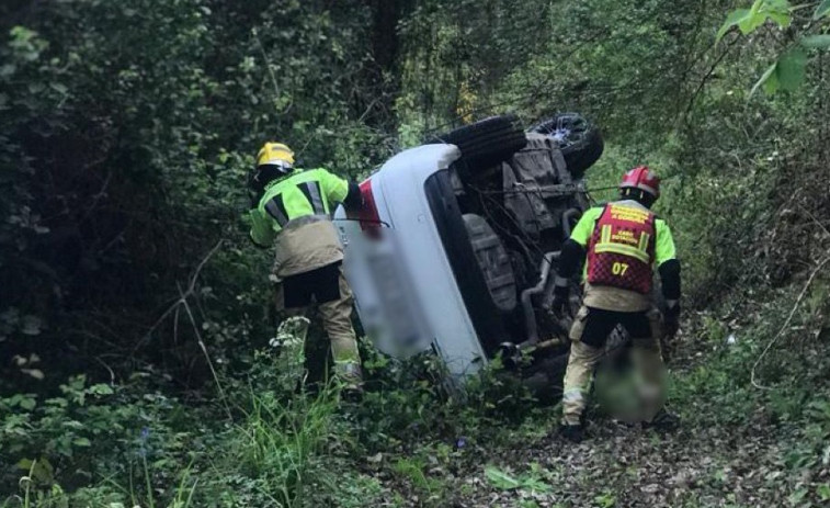 Localizan al conductor que abandonó su coche tras caer por un terraplén en Betanzos